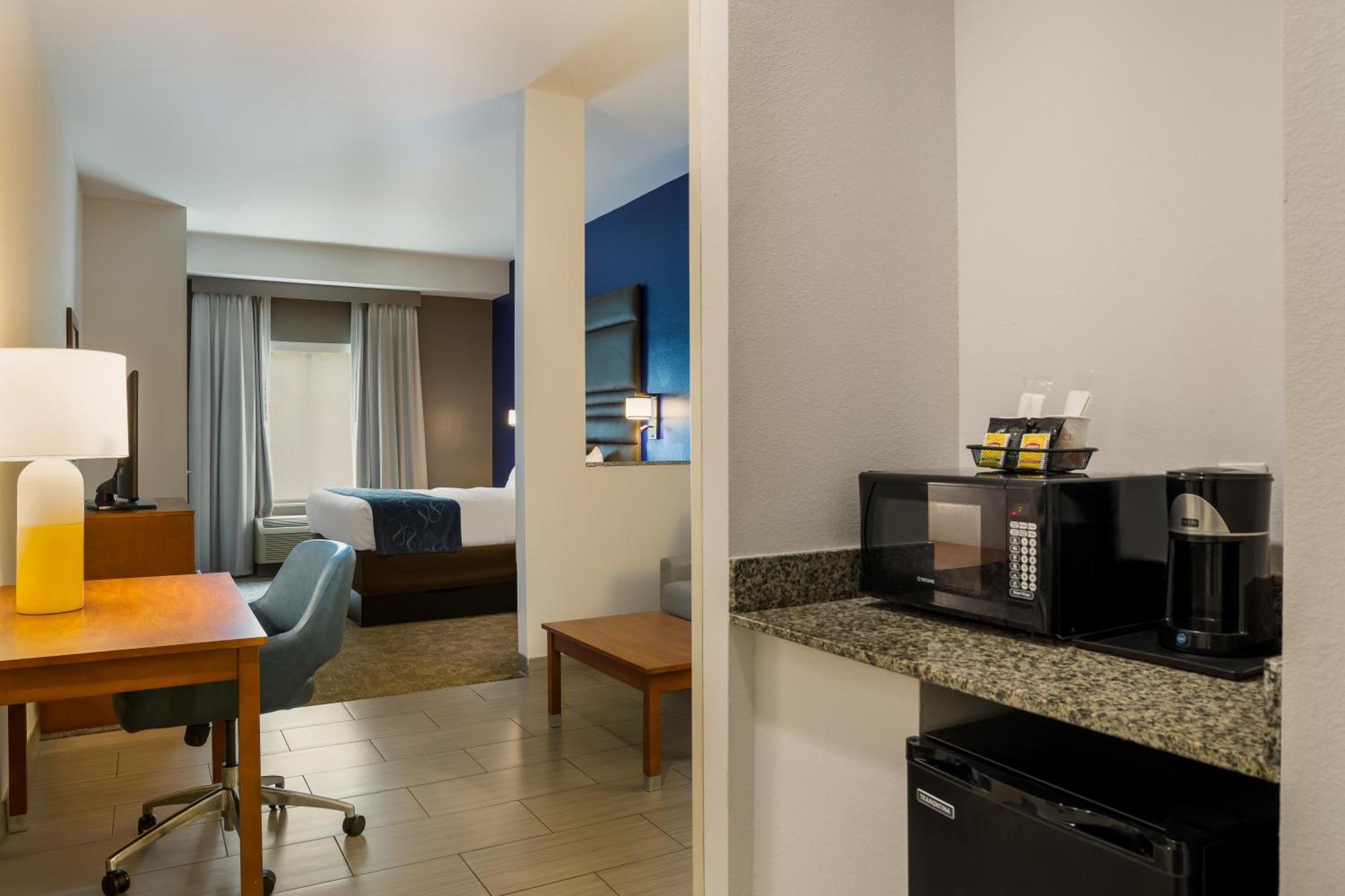 Comfort Suites Денъм Спрингс Екстериор снимка